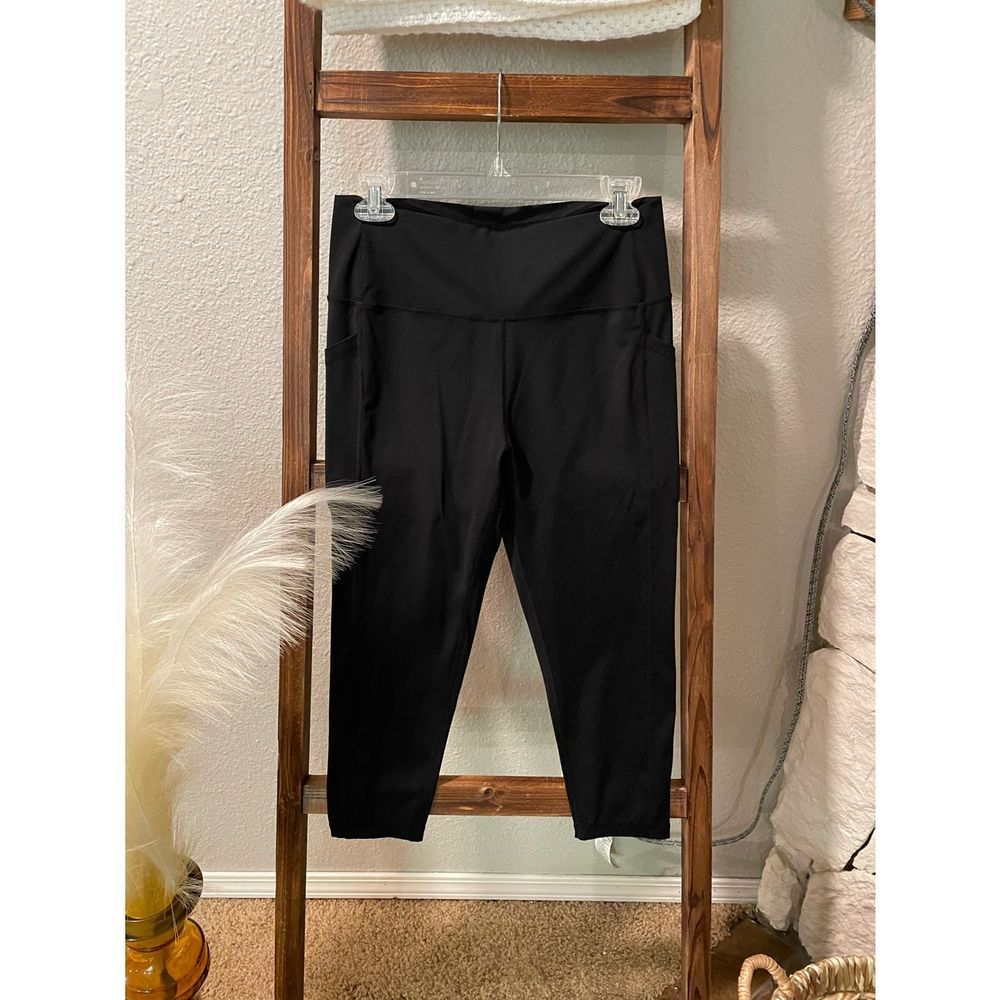 Zyia active cropped black leggings with pockets